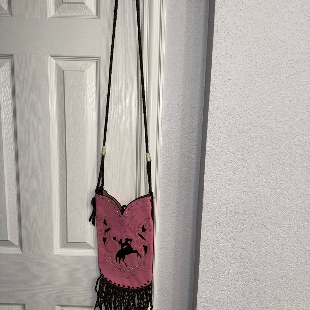 Montana Silversmiths Pink and Black Western Bag
Excelente use condition. - Picture 4 of 9